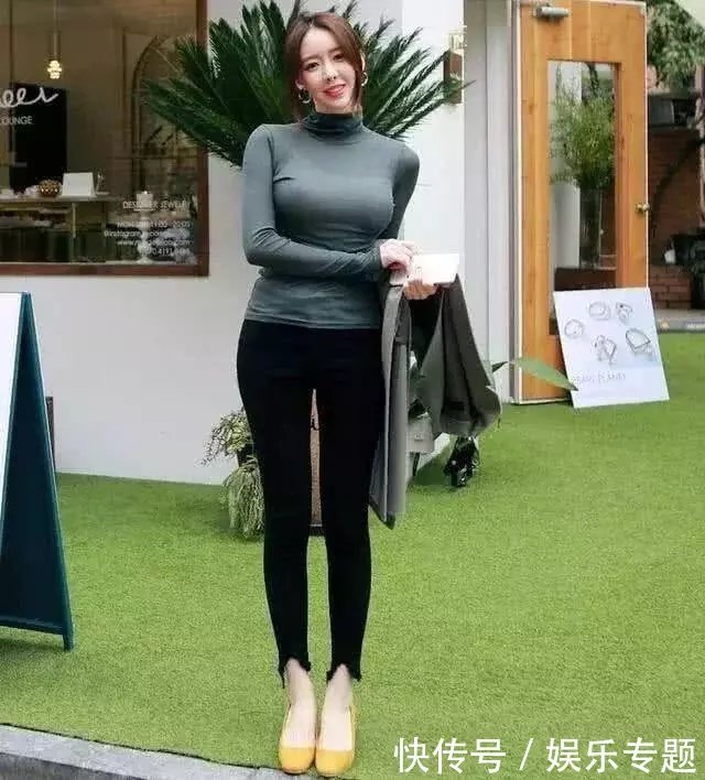 小姐姐散发一股淡淡的知性与唯美，紧身衣裹出性感身材