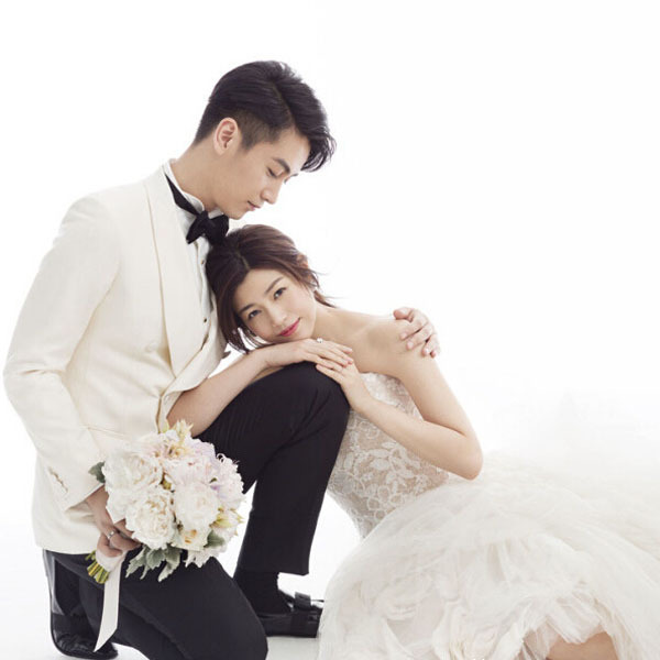 陈妍希陈晓高调现身机场，分手谣言不攻自破？网友：嫁对了爱情