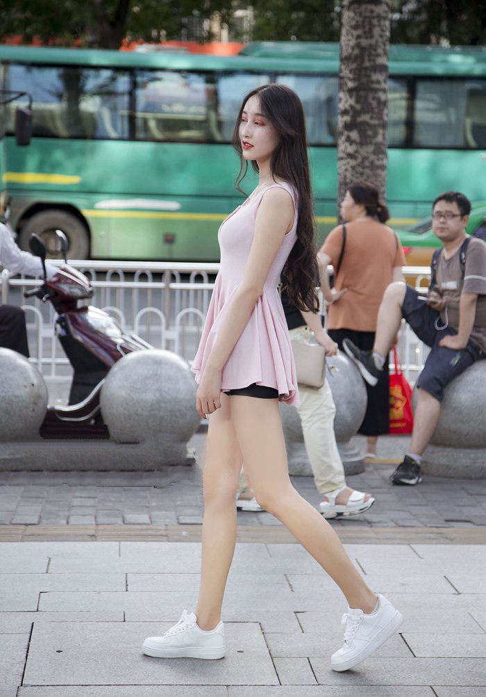 街拍:美女真会穿,穿上迷你连衣裙,打造纤纤大长腿几乎无敌