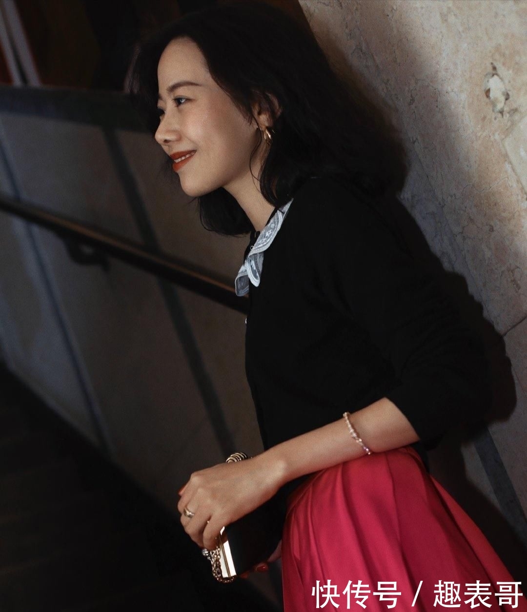紧身衣:奔四女人想要穿出好气质,再别穿打底裤紧身衣,慵懒风时尚又减龄