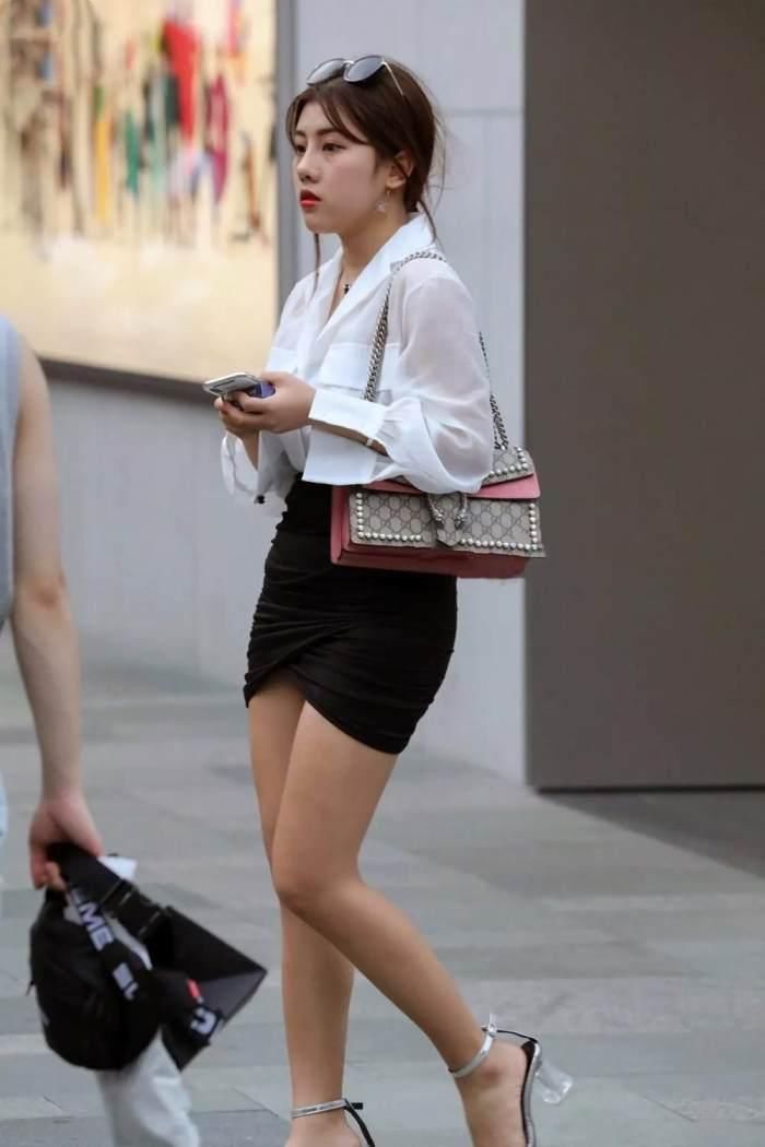 靓丽街拍: 包臀黑短裙美女, 颜值身材都很好, 就是腿太黑了!