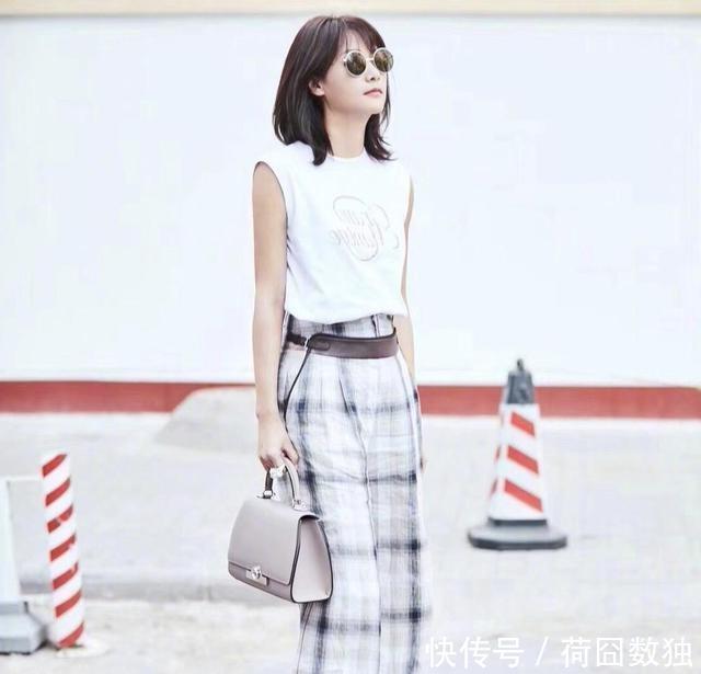  【美女】路人街拍，靓女很有韵味，穿上蓝色的经典牛仔裤，很是性感