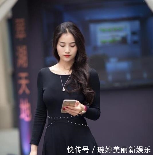  [小姐姐]街拍：小姐姐身穿黑色的修身长裙，气质优雅，十分的靓丽