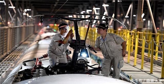  [速度]高铁一边运行一边充电，那么快的速度“充电器”为什么不