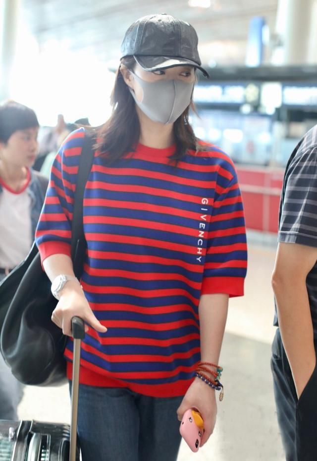 110斤蒋欣终于不露腿，一条直筒裤至少显瘦10斤，深藏“别”露了