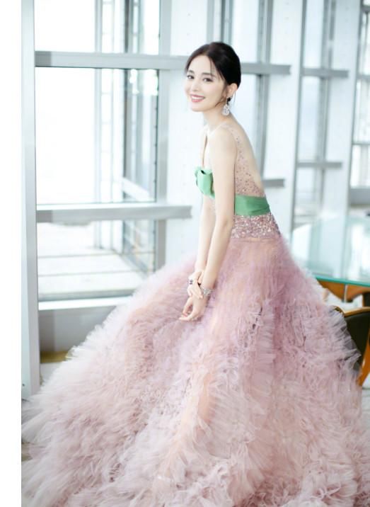 古力娜扎身穿粉裙，现身摩登都市，宛如仙女一样