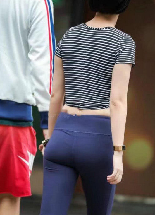 36岁小阿姨紧身衣秀，小蛮腰身材苗条值得一看