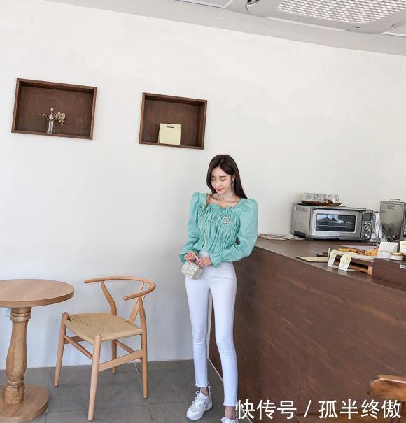  气质：孙允珠白色紧身休闲裤，时尚甜美气质出众