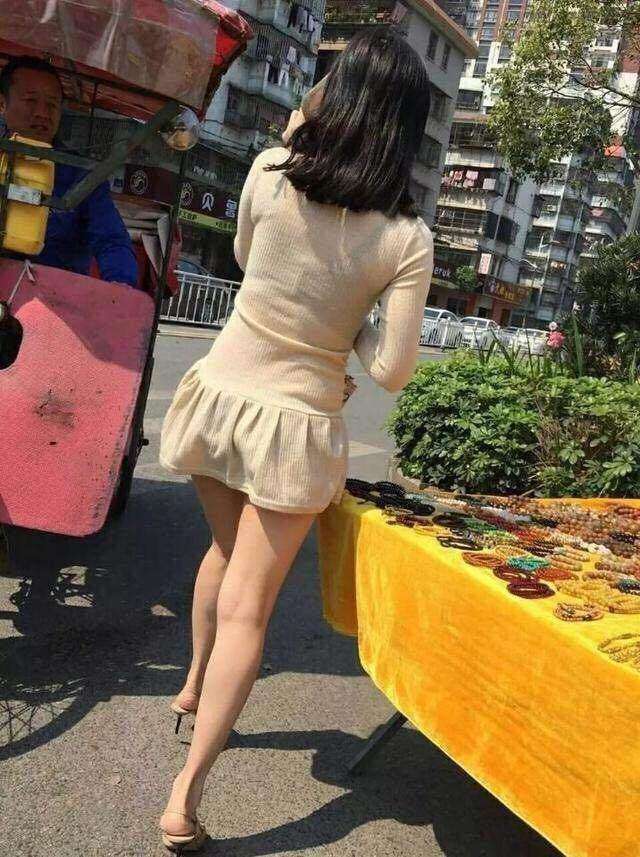 街拍: 穿透视装的小姐姐, 一切都看得清清楚楚