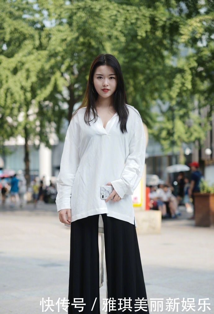 『凸显出』街拍:高挑的美女真会穿,紧身裙凸显出火辣身材!