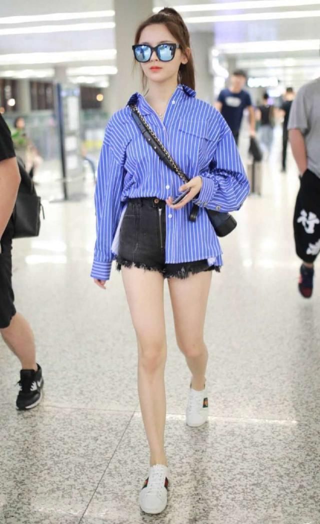 杨超越好拼,为显腿长把短裤提到胃,遇到真腿长的关晓彤就输了