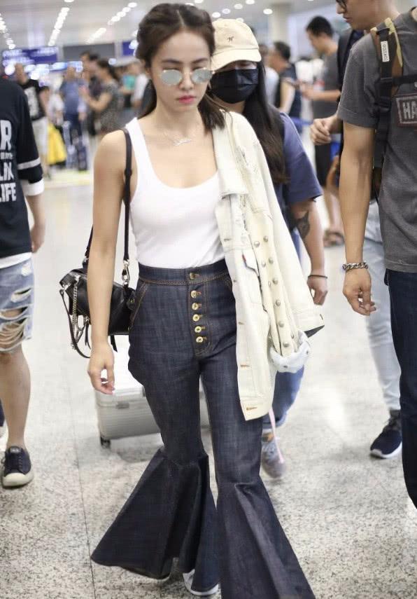 真服蔡依林的穿着，直接在腿上绑两个扫把，网友：真的接受不了