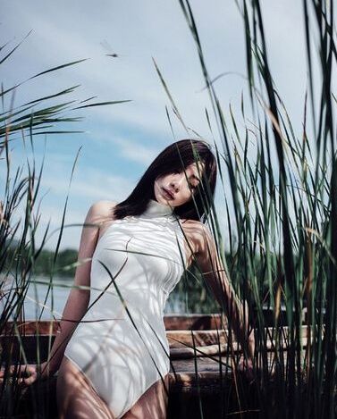 柳岩和童菲同是拍男人装，童菲比柳岩大胆多了，时尚片拍成科幻片