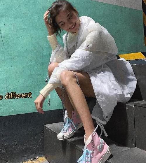  「吴千语」欲盖弥彰？吴千语晒美照戒指亮了，她特意澄清非婚戒却笑容灿烂！