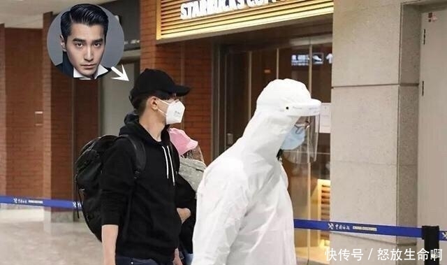  【行李】赵又廷一家现身机场，高圆圆抱着女儿，赵又廷拿行李，画面超幸福