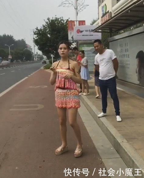 美女身穿冰棒衣在公交站等车，最时尚的防暑神器你一定没见过惊呆