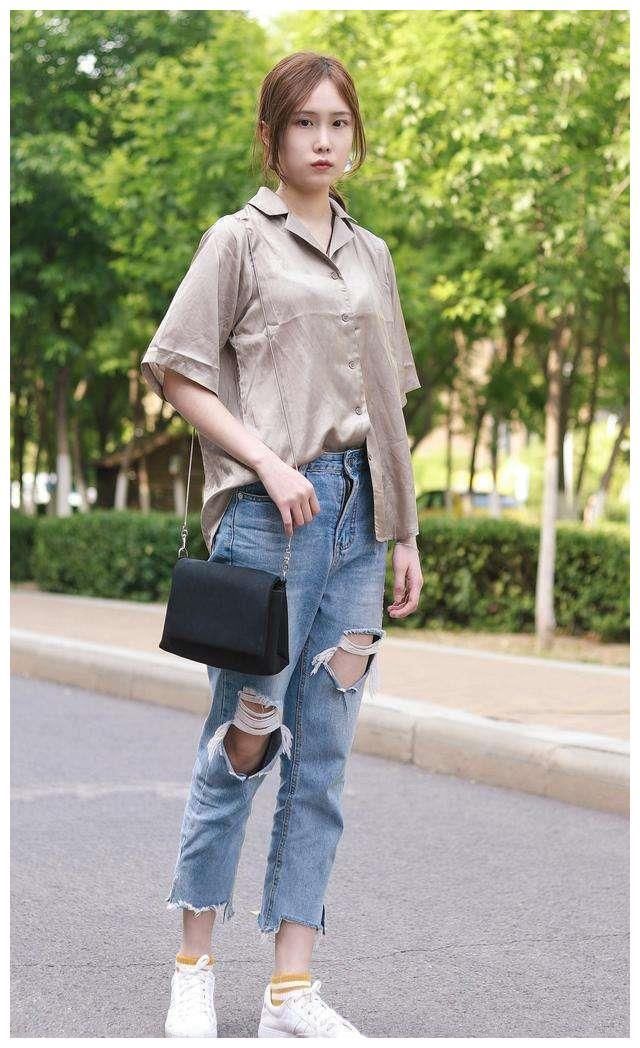 街拍：时尚靓丽的姐妹花，身子高挑双腿修长看一眼你就满足吧