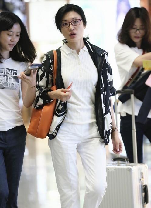 央视一姐周涛现身机场，几日不见换了造型师？