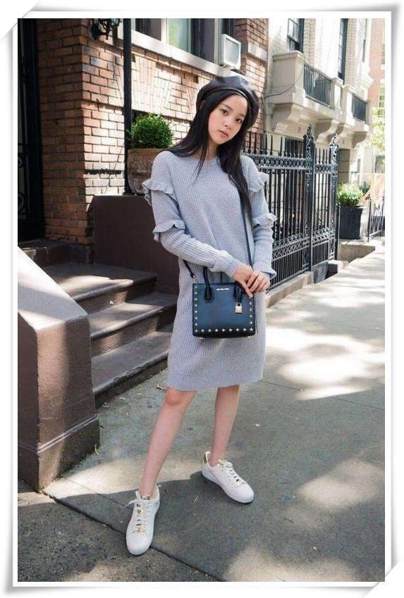 关晓彤和欧阳娜娜同穿短裙，网友：筷子腿还是擎天柱一目了然！