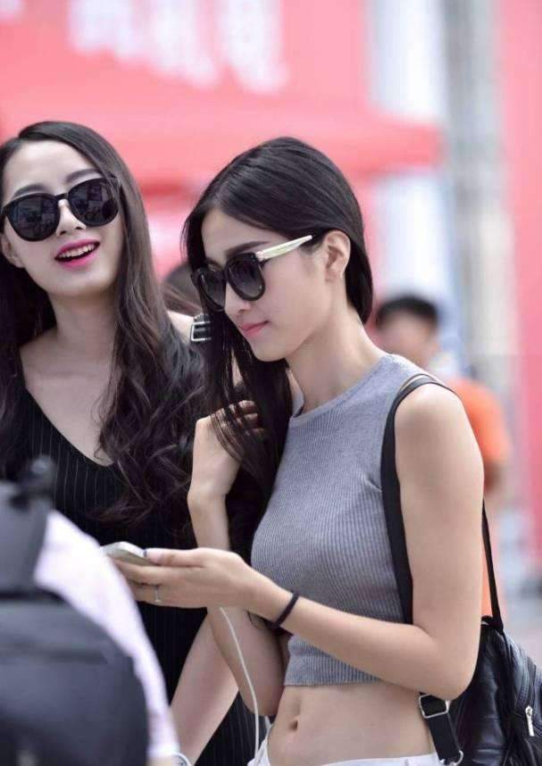 穿着黑色连衣裙的美女，笑起来的感觉给人一种成熟女人的味道！