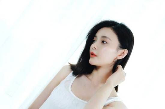 王瑞子夏日清新图曝光 白裙优雅恬静仙气十足