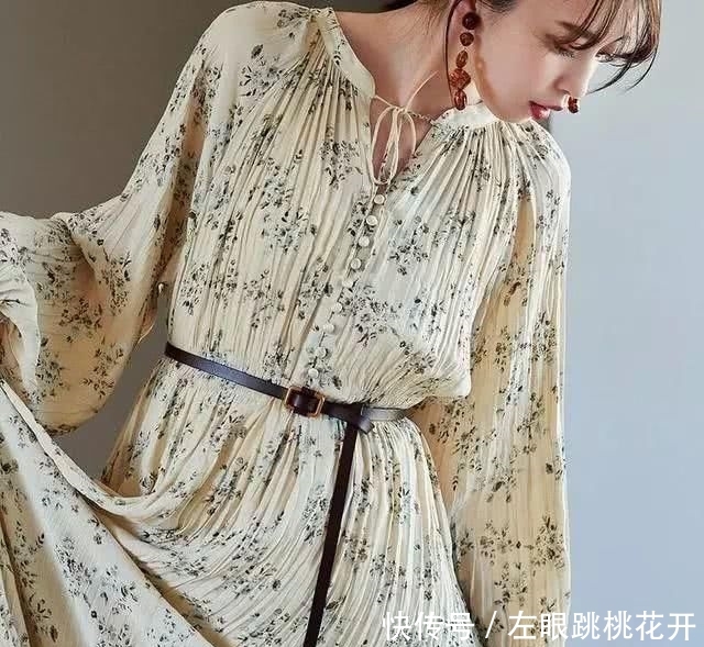  学院@春季怎能少了应景的碎花裙：搭西装御姐范，穿针织衫温柔学院风