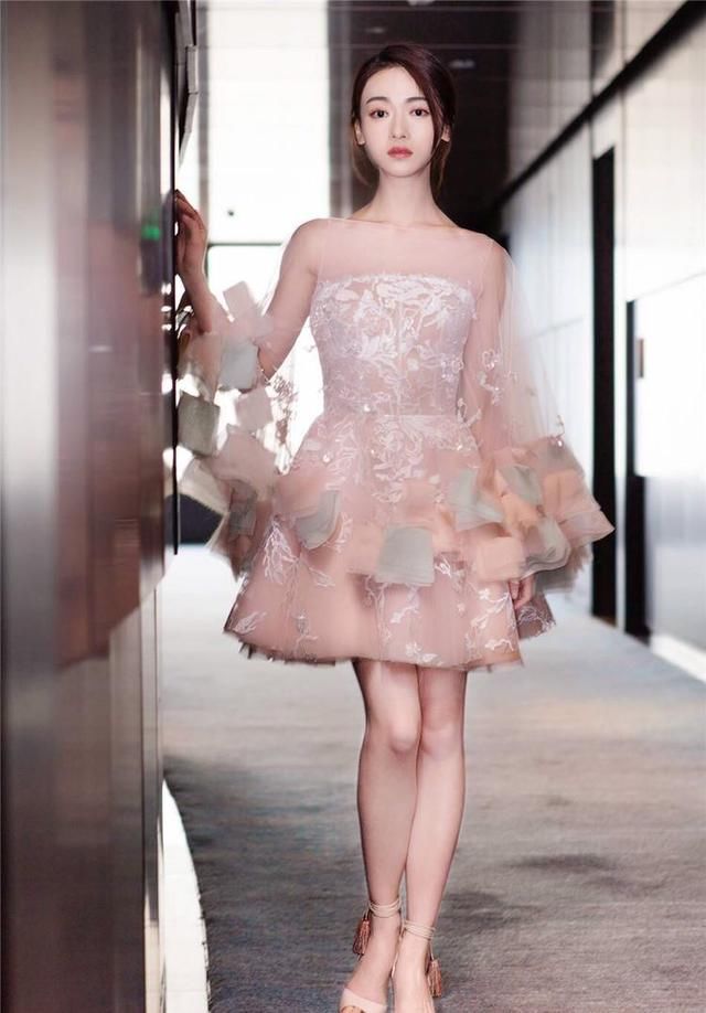 吴谨言的高跟鞋，李一桐的高跟鞋，关晓彤的高跟鞋，一双比一双美