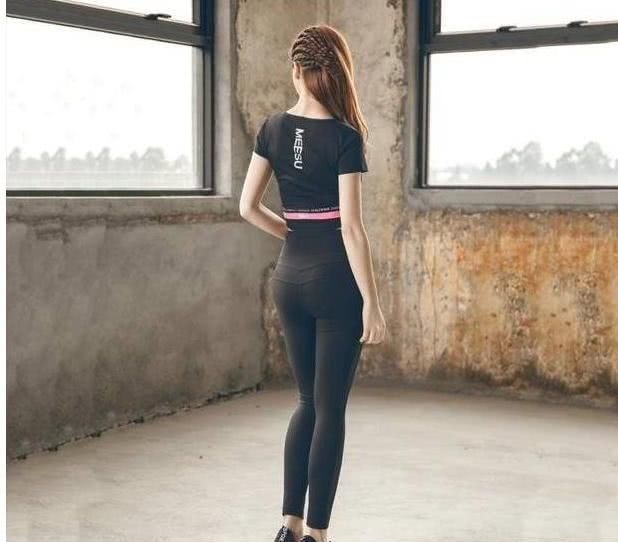 爱穿打底裤的健美美女，给人青春洋溢的感觉