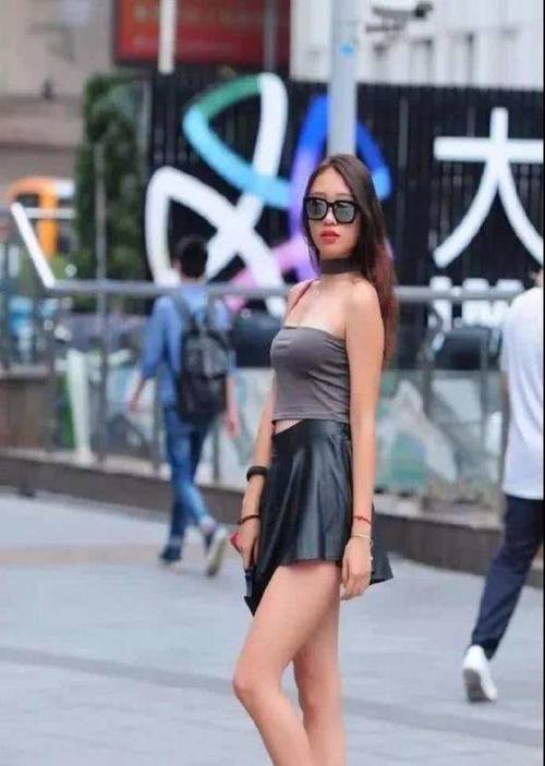街拍：穿着时尚性感长腿细腰的个性小姐姐，光鲜靓丽气质十足！