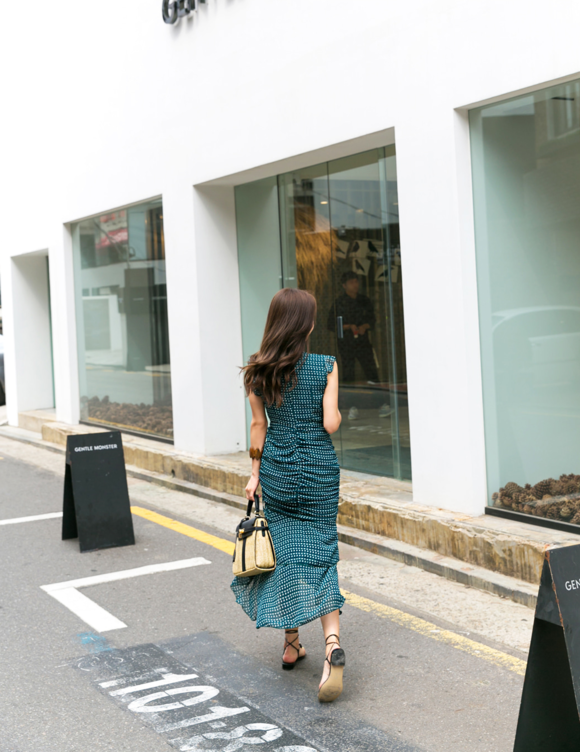 女神孙允珠，青花磨砂苔痕冰水晶玛瑙长裙