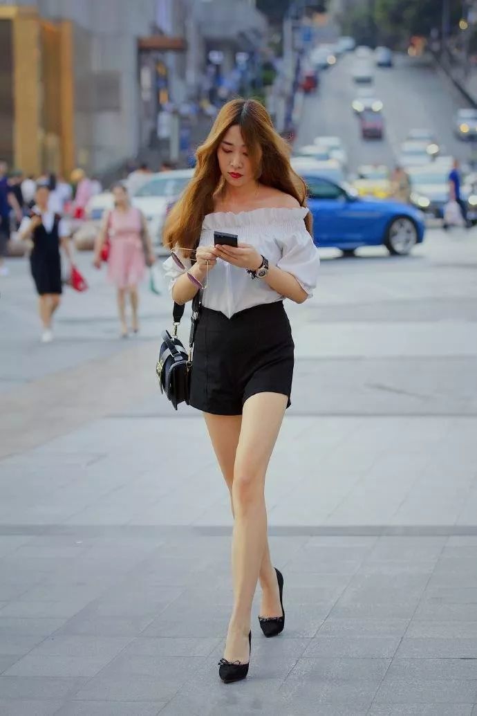 潮装|街拍:小姐姐身穿时尚潮装,显得气质干练,看上去美感十足