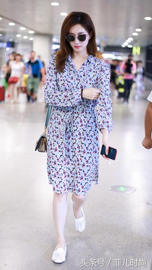 江疏影还真是会搭，雪纺白衬衫配蓝短裤，暴露了一双惊艳长腿！