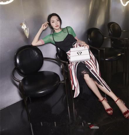 黄梦莹穿短裤现身，暴露一双大长腿，网友：女神般的身材！