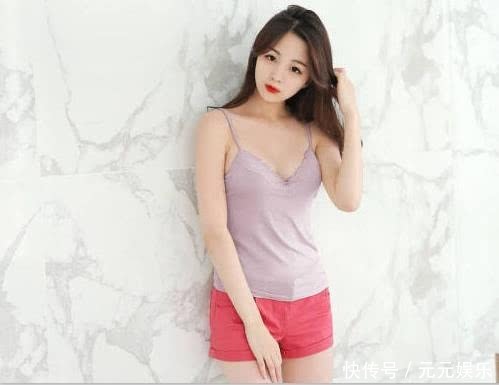 性感小姐姐红色小短裤秀出艳丽美臀，这样的姿势简直亮瞎双眼