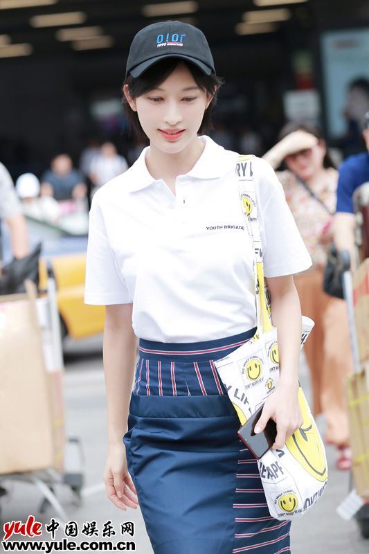 张俪Polo衫短裙长腿吸睛 堪称清爽夏日的最佳穿搭