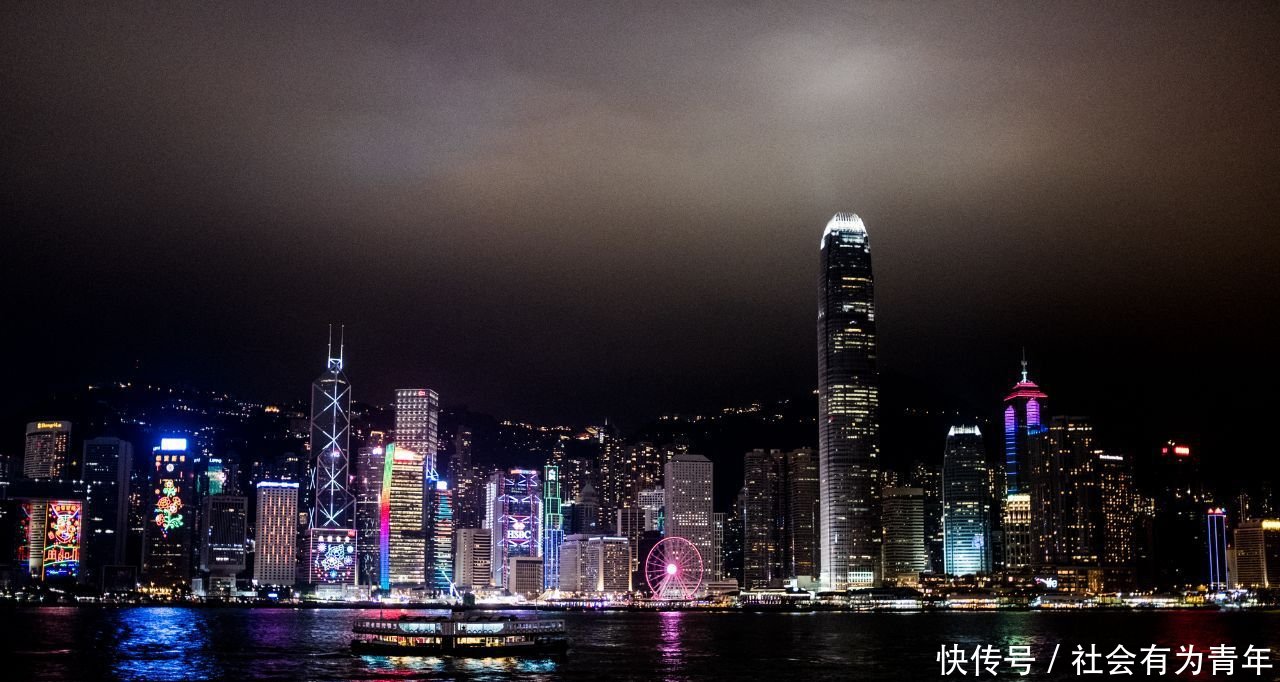  「夜晚」实拍香港的夜晚 年轻人满脸麻木, 七八十岁的老人仍在为