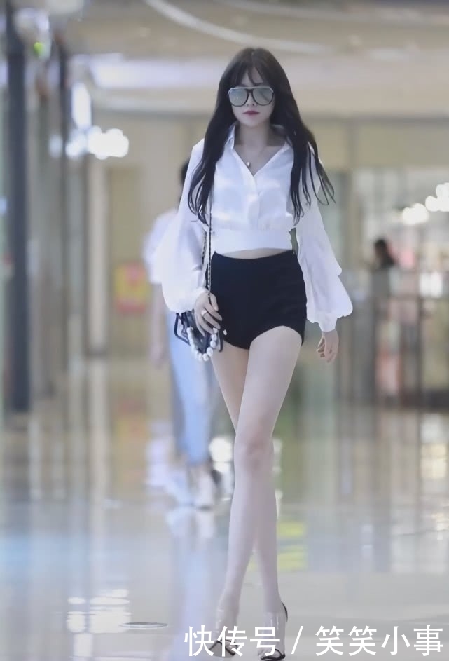  [美女]美女只因踩了双“凉皮鞋”，时髦高级，还凹出1米2“仙鹤腿”