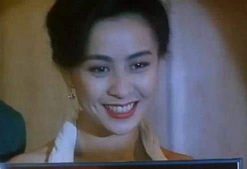 53岁刘嘉玲穿渔网袜戴夸张耳环出席活动，化妆师亮了