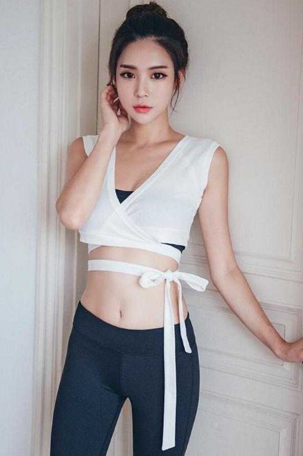 紧身打底裤美女，衬托出完美身材比例，展现可爱甜美气息！