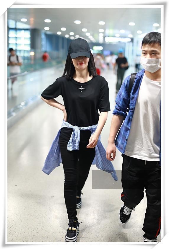 谢娜机场衬衫绑腰间撞上蔡依林，网友:村花和校花的区别一目了然