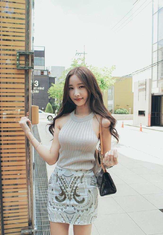 紧身上衣配紧身包臀裙, 好身材完美展现出来了