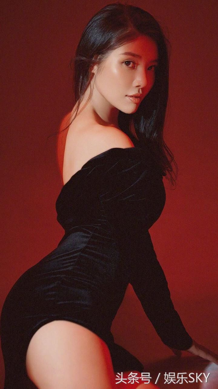 徐冬冬露肩包身裙，好身材看得见眼神魅惑，还是大嫂最会秀!