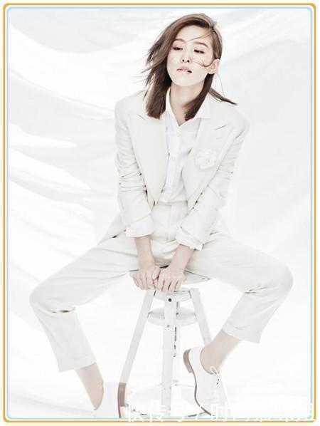 路人抓拍下的刘诗诗，毛衣太紧超抢眼，但看完下半身我沉默了