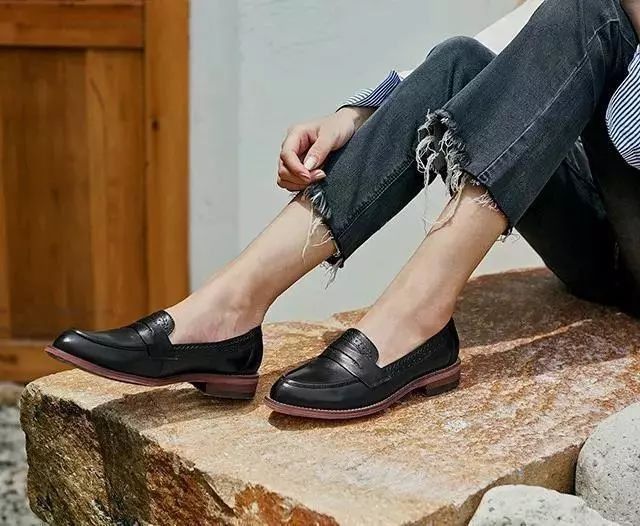 这双鞋流行了近百年,经典就是永不过时