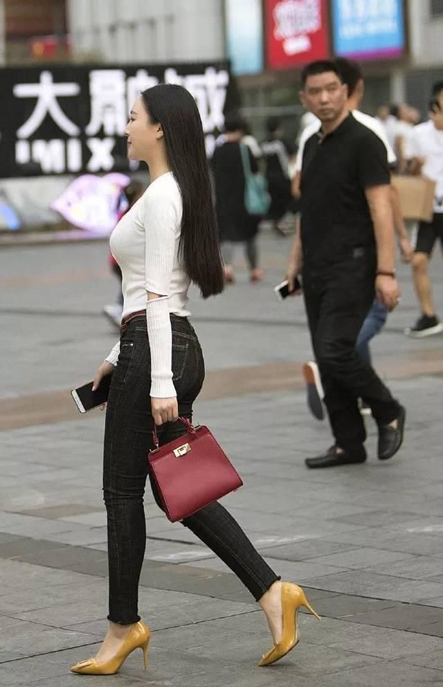  #迷人#高跟鞋搭配蕾丝裙，雅致又性感迷人