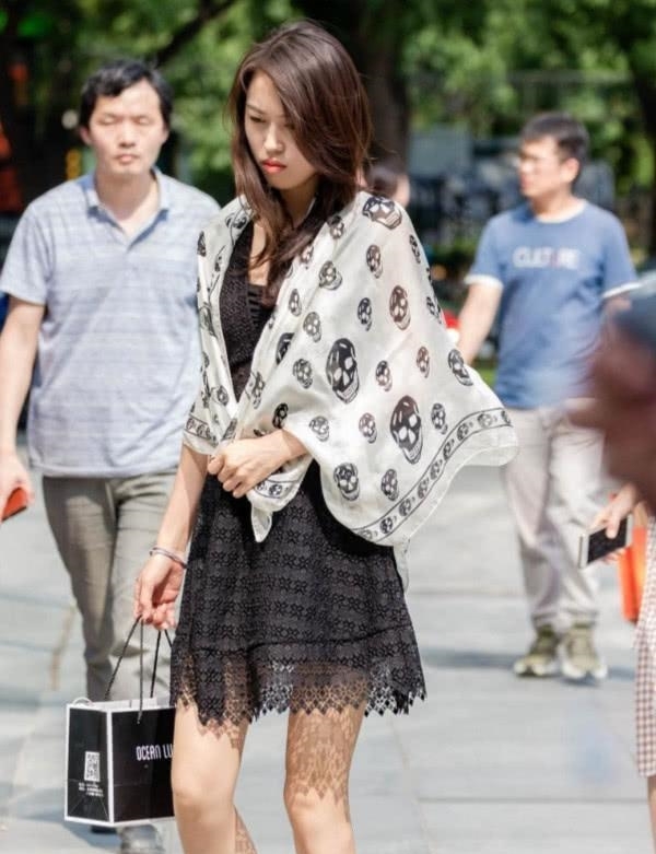 显得:街拍:小姐姐一件白色的紧身短连衣裙,显得清纯可人