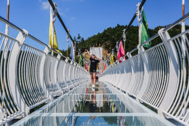 全国景区的玻璃桥纷纷叫停,这些网红设施,为了赚钱