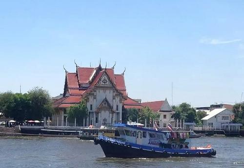 泰国女孩给你递毛巾，为何导游却说不要接？接一次就知道原因了