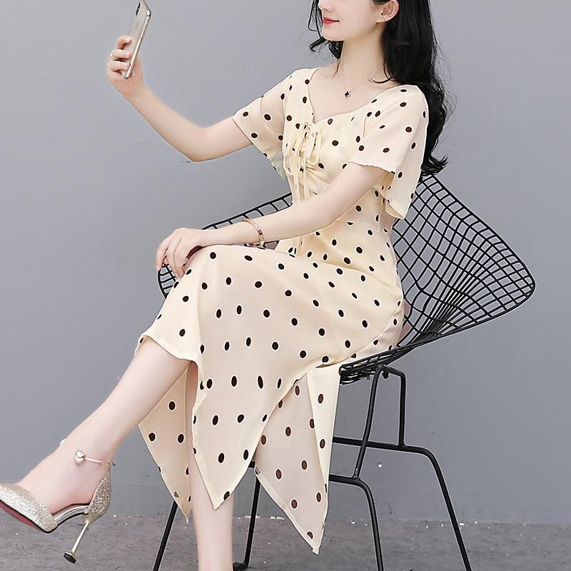 牛仔裤确实不流行了，奔4女人大暑天都穿冷风裙+凉鞋，美到扎心