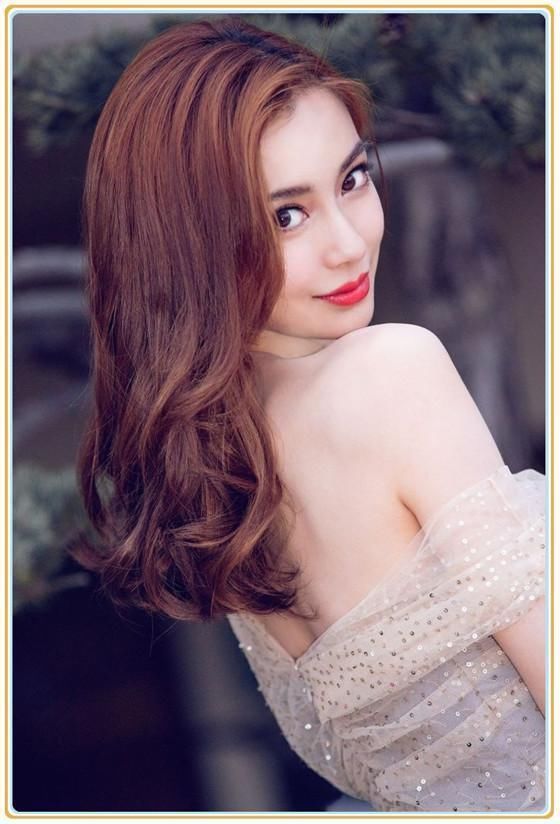 张雪迎穿一字肩礼服撞上anglebaby，清新与豪放的差距一目了然!